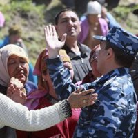Cruz Roja reparte agua y comida entre los desplazados al sur de Kirguistán