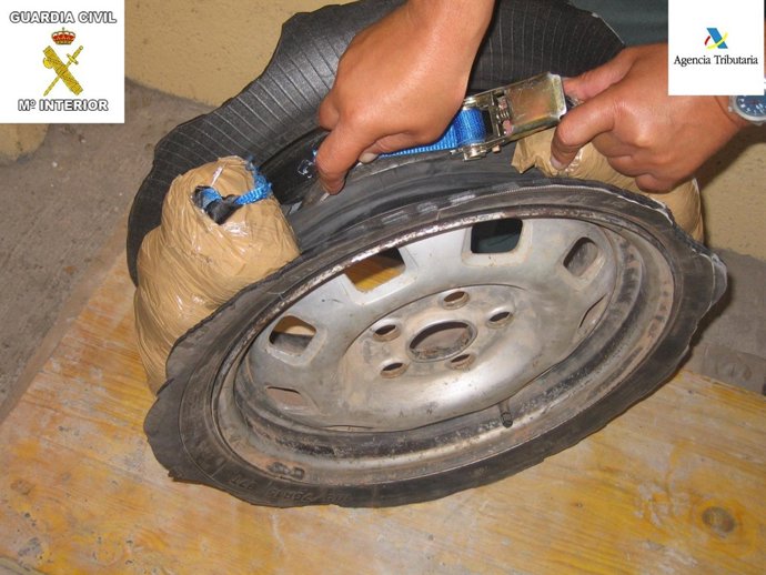 Droga descubierta en una pieza mecánica de coche.