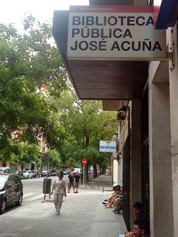 Jóvenes espernado sentados a un puesto en la biblioteca de Moncloa