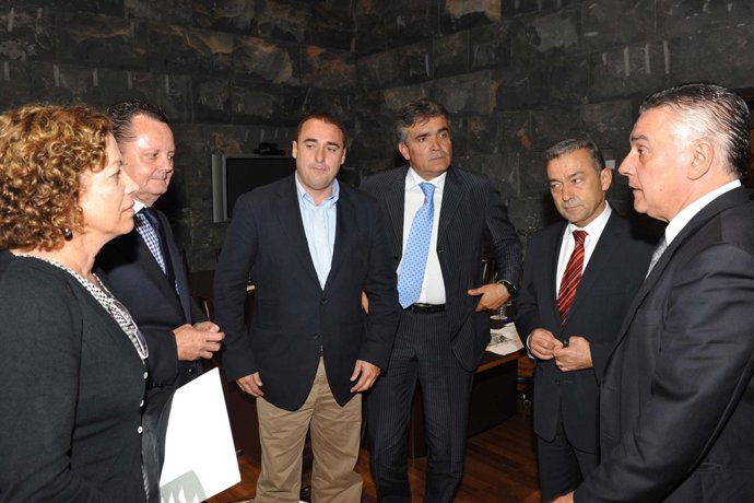 Rivero conversa con los asistentes al encuentro antes de la reunión