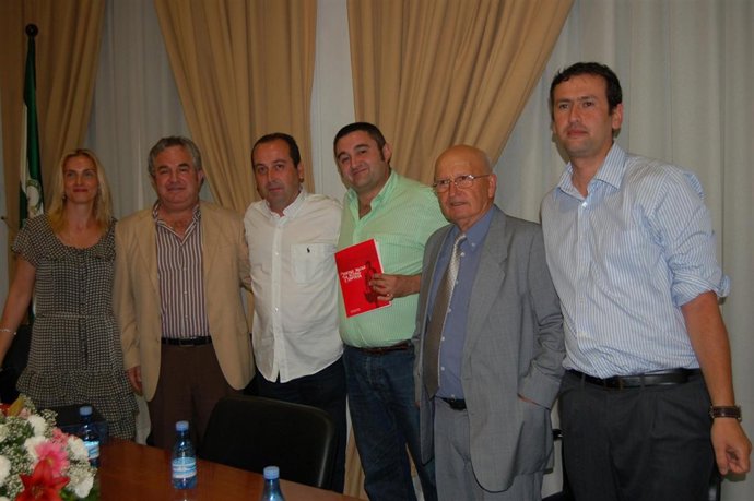 NOTADEPRENSAYFOTO:ELAYUNTAMIENTODECUEVASBAJASPRESENTÓUNLIBROSOBRELAEMIGRACIÓNDEM