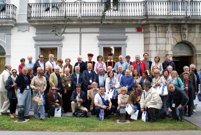 El alcalde de Laredo posa con los periodistas turísticos