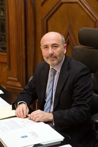 El alcalde de A Coruña aboga por una "integración de servicios" entre ayuntamientos, pero rechaza su fusión