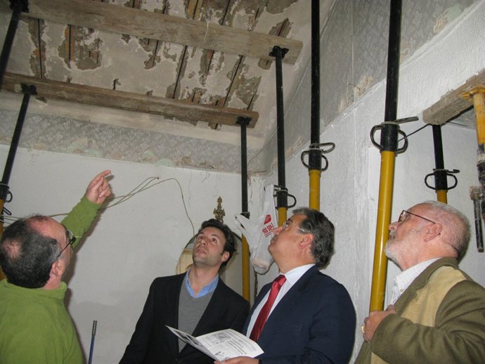 Zoido visita las casitas bajas de Amate