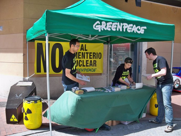 Greenpeace recoge firmas en Valladolid contra el ATC en Castilla y León