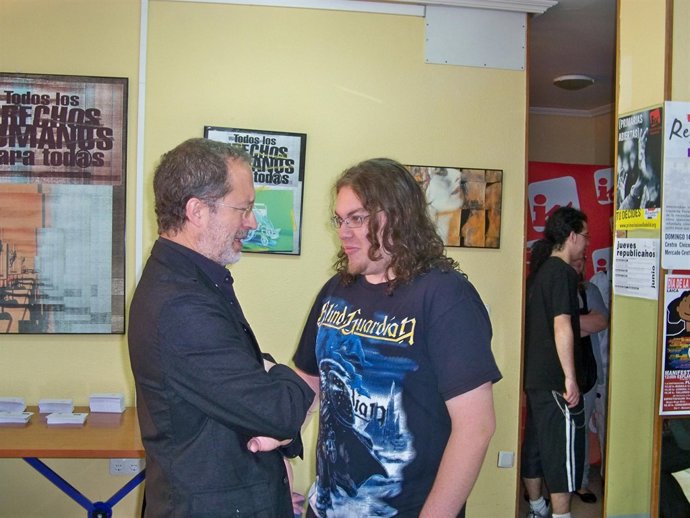 Saravia y Miranda charlan instantes antes de votar en las primarias de IU en Val