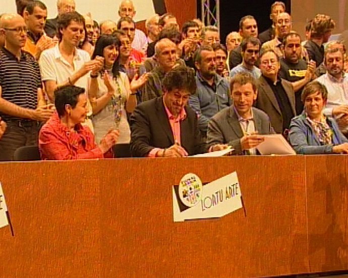 Acto político conjunto entre EA y la izquierda abertzale en el que firman un acu