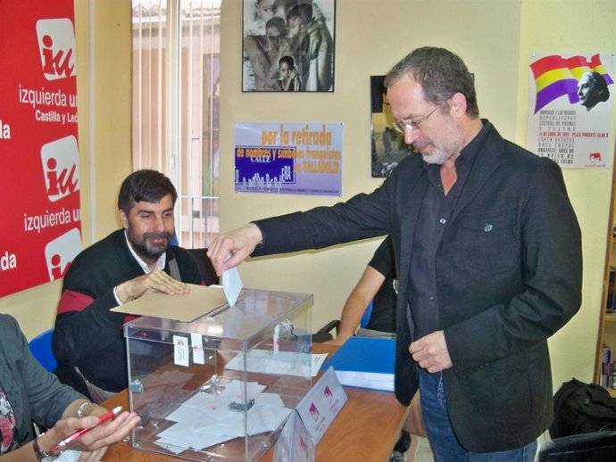 Manuel Saravia ejerce el voto durante las primarias de IU en Valladolid