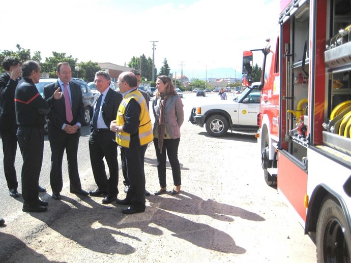 Autoridades en la entrega del camión de Bomberos