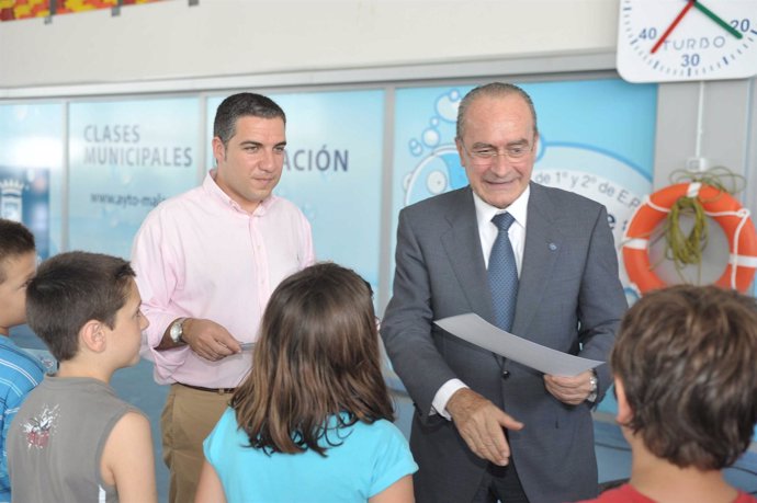 Elías Bendodo y el alcalde de Málaga entregan diplomas a los niños del programa 