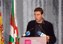 El portavoz parlamentario de UPyD, Gorka Manerio, durante el transcurso de una c