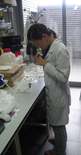 Una investigadora realiza experimentos en el laboratorio