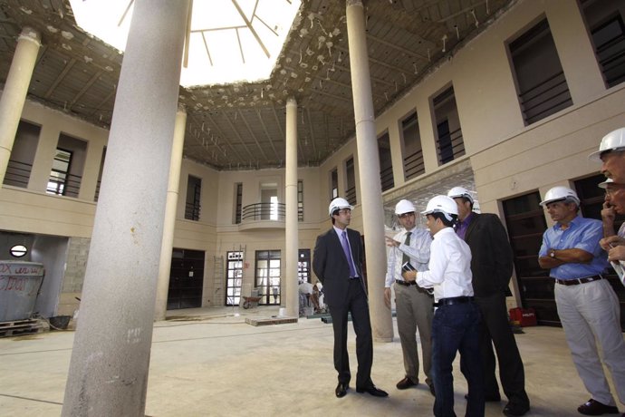 Representantes políticos y técnicos en una visita a la estación de guaguas de Ar