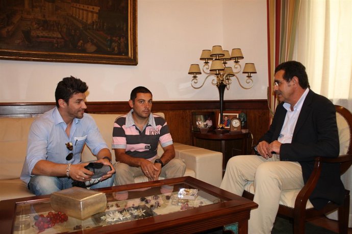 El alcalde charla con los dos policías condecorados