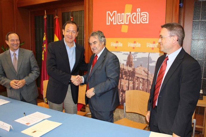 El alcalde de Murcia y el presidente del Consejo Territorial de CAM durante la f