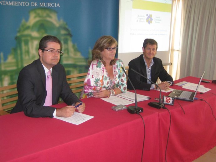 El presidente de los socios colaboradores de la Oficina de Congresos, la conceja