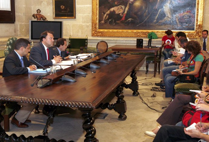 El alcalde, Manuel Rey y Juan Carlos de León durante la rueda de prensa.