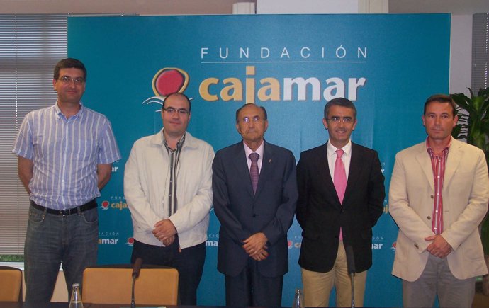 Representantes de la Estación Experimental de Cajamar, con Manuel del Águila en 