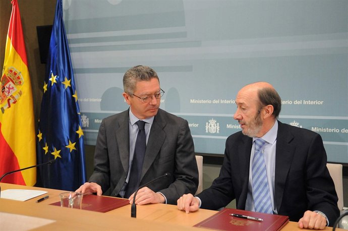 Alberto Ruiz-Gallardón y Alfredo Pérez Rubalcaba firman un convenio de Policía