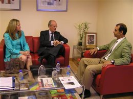 Antón (d) se reúne con Romera (i) y Buqueras.