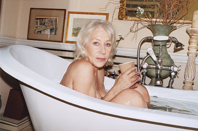 Helen Mirren posando en una bañera