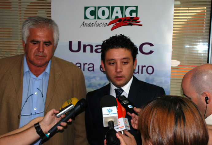 Rafael Velasco atiende a los medios en la sede de COAG