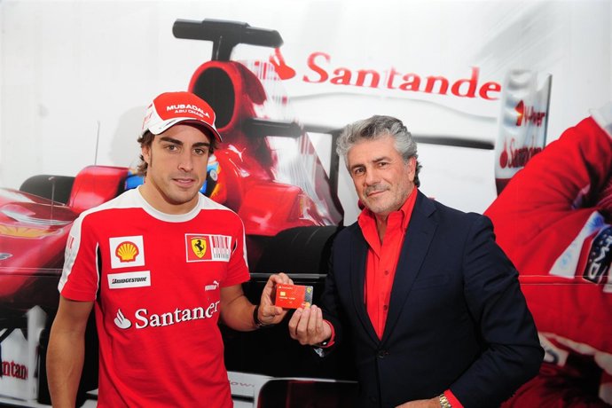 Alonso recibe su tarjeta Ferrari