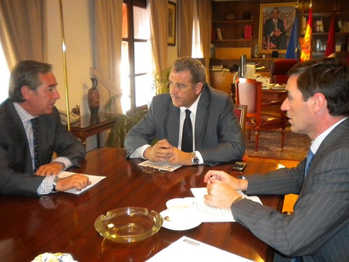 El delegado del Gobierno, con el presidente y el secretario de CECAM