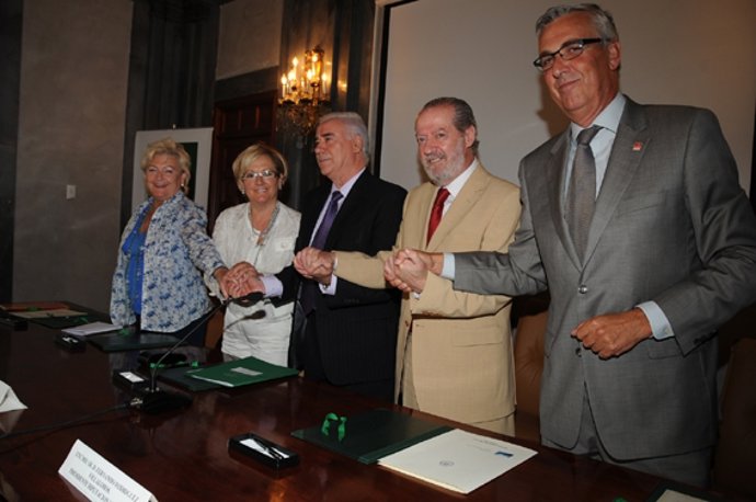 Momento de la firma del acuerdo de 2010 de 'Multiplica la luz'