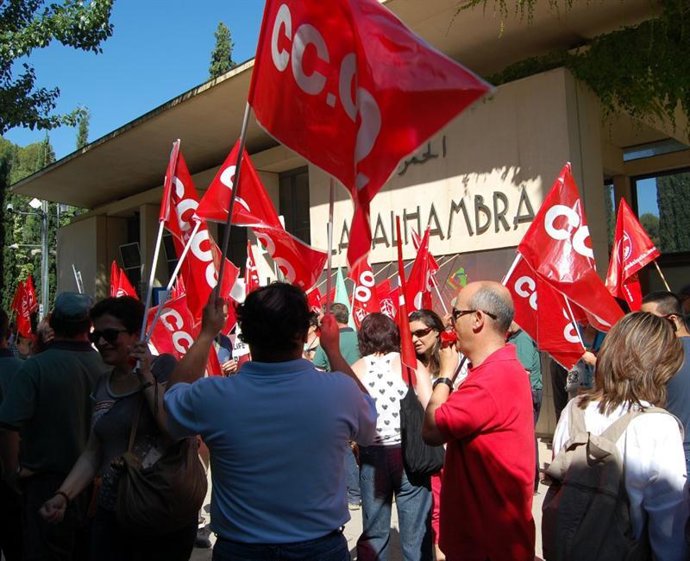 Concentración de trabajadores de la Alhambra contra la conversión del Patronato 