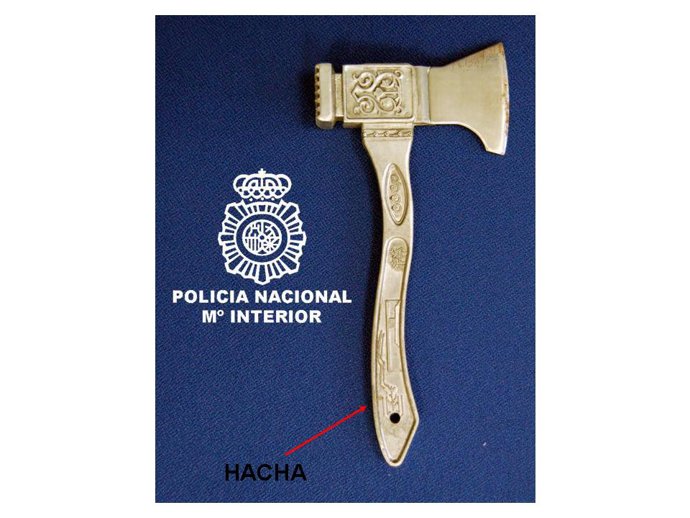 Hacha intervenida al detenido.