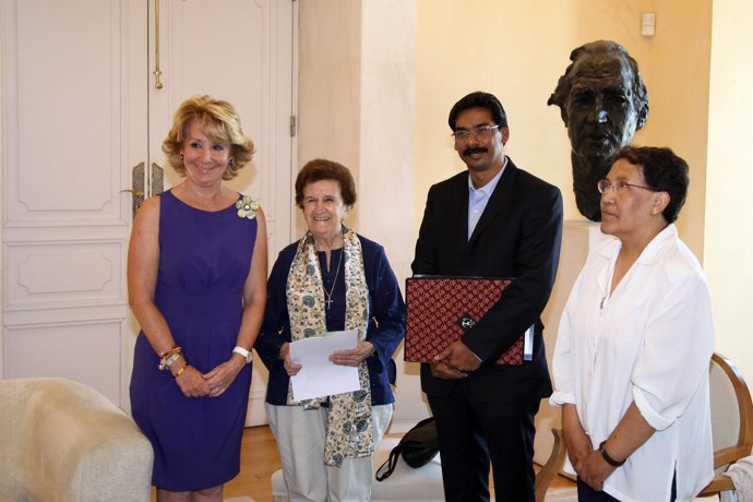 Fotografías:Aguirresereunióhoyconlafundadoradecreativehandicrafts,Unaongquetraba