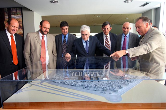 El presidente durante la presentación de la maqueta del proyecto