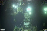 Un robot submarino desplaza la campañan para retener el vertido