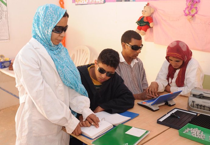 Profesores y alumnos ciegos de una escuela del Sáhara