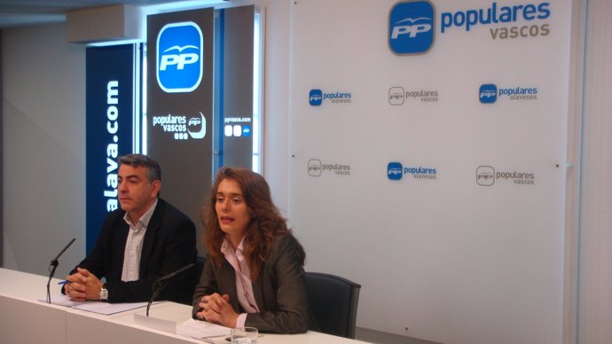El secretario general del PP en Álava, Javer De Andrés, junto con la juntera Ana