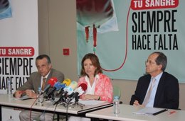 La consejera de Sanidad y Consumo, junto al director del Centro Regional de Hemo