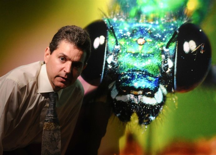 Alejandro Díaz posa junto a una de sus fotografías