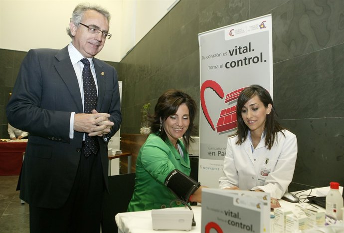 Miguel Sanz y Elena Torres participan en una campaña de salud cardiovascular en 