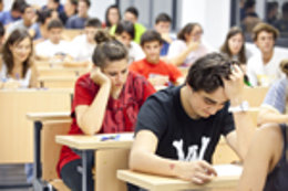 Alumnos haciendo la Selectividad (prueba de acceso a la universidad)