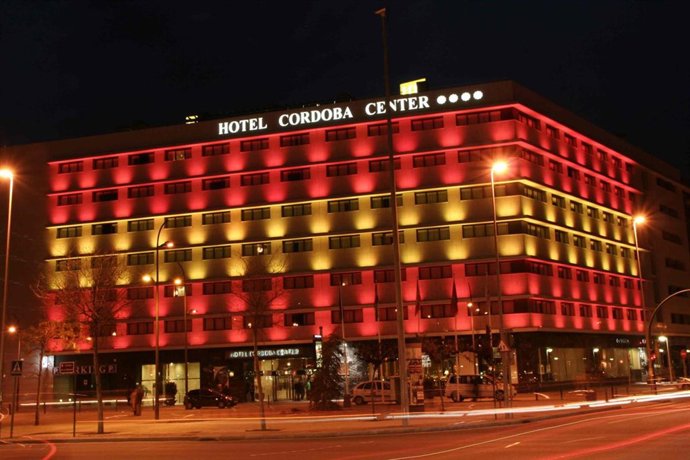 Hotel Córdoba Center iluminado con los colores de España