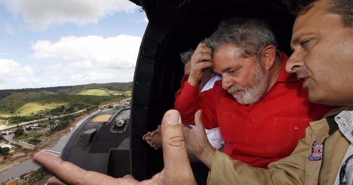 Presidente de Brasil, Lula da Silva, en la zona inundada