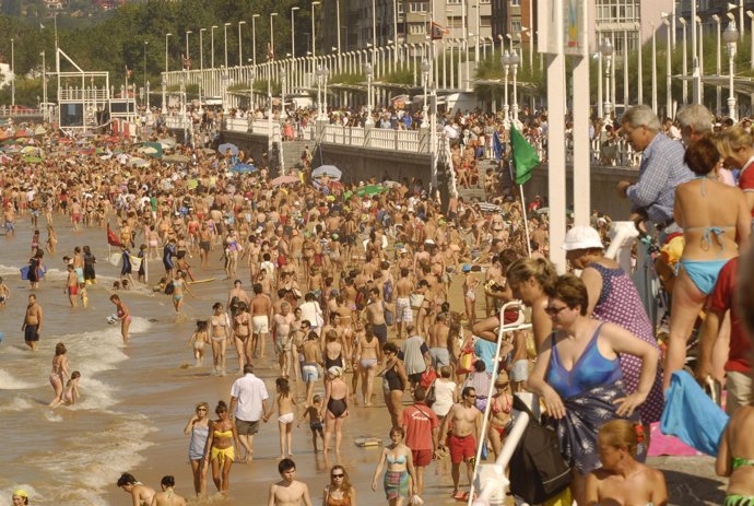 Bañistas en una playa asturiana