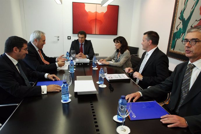 Alberto Núñez Feijóo se reúne con representantes del Cluster TIC
