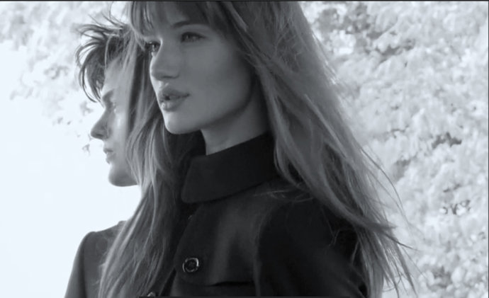 Rosie Huntington-Whiteley para la campaña publicitaria de Burberry