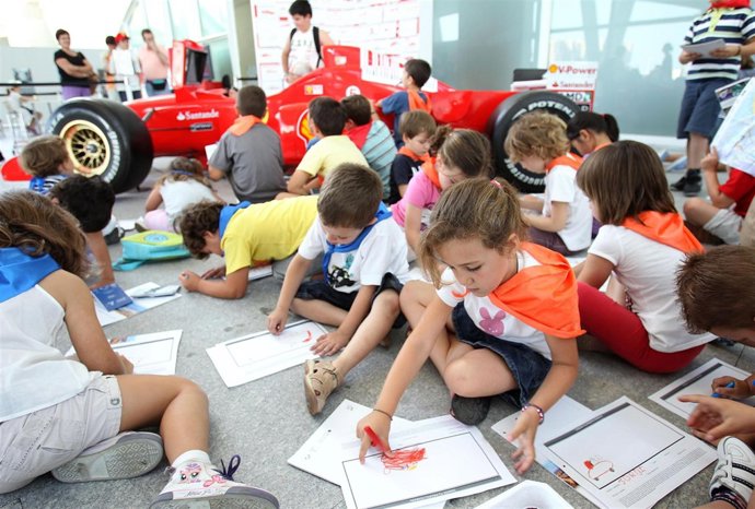 Niños participan en uno de los talleres relacionados con la muestra de Ferrari.