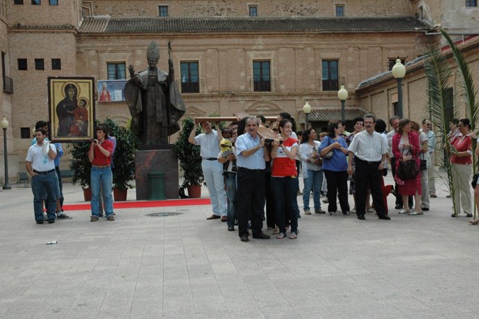 Cruz de las Jornadas Mundiales de la Juventud y el icono de la Virgen portada po
