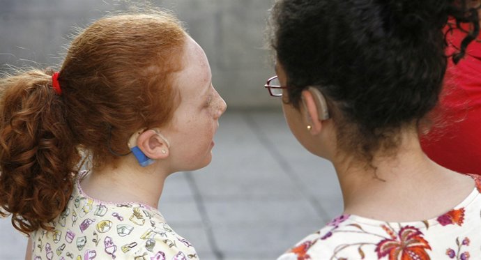 Ninas con implante coclear y audifonos
