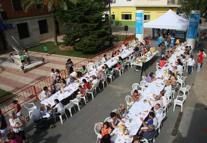Valencianos durante el desayuno simultáneo contra las drogas