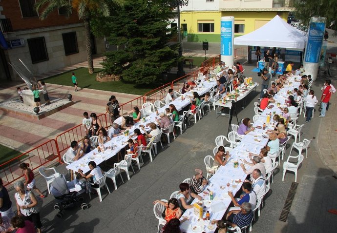 Valencianos durante el desayuno simultáneo contra las drogas